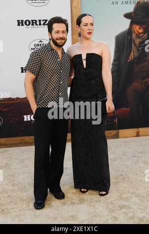 LOS ANGELES, KALIFORNIEN - 24. JUNI: Michael Angarano, Jena Malone nimmt an der US-Premiere von Horizon: An American Saga - Chapter 1 im Regency Village Teil Stockfoto