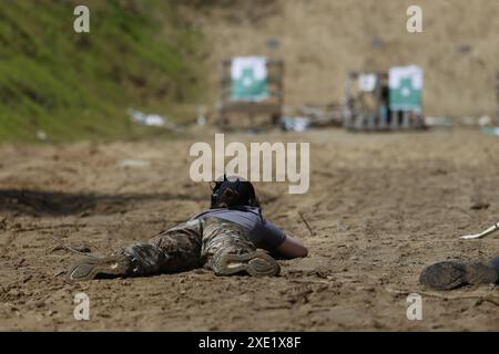 22. Juni 2024, Kiew, Ukraine: Ein ukrainischer Zivilist, der während des militärischen Trainings für Zivilisten in Kiew auf ein Ziel vorbereitet war. (Credit Image: © Mohammad Javad Abjoushak/SOPA Images via ZUMA Press Wire) NUR REDAKTIONELLE VERWENDUNG! Nicht für kommerzielle ZWECKE! Stockfoto