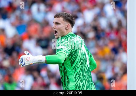 Berlin, Deutschland. Dienstag, 25. Juni 2024.Bart Verbruggen (Niederlande, #01) gibt Anweisungen, DE, Niederlande (NED) vs. Österreich (AUT), Fussball Europameisterschaft, UEFA EURO 2024, Gruppe D, 3. Spieltag, 25.06.2024 Foto: Eibner-Pressefoto/Michael Memmler/Alamy Live News Stockfoto