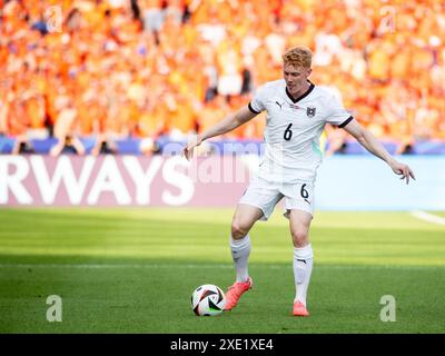 Berlin, Deutschland. Dienstag, 25. Juni 2024. Nicolas Seiwald (Oesterreich, #06) am Ball, GER, Niederlande (NED) gegen Österreich (AUT), Fussball Europameisterschaft, UEFA EURO 2024, Gruppe D, 3. Spieltag, 25.06.2024 Foto: Eibner-Pressefoto/Michael Memmler/Alamy Live News Stockfoto