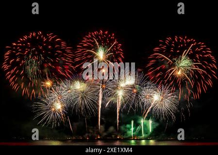 Echtes Feuerwerk-Fest, buntes Neujahrsfeuerwerk Stockfoto