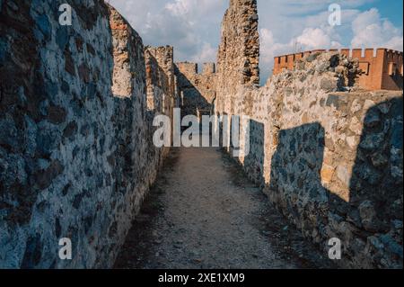 Festungsruinen des historischen Roten Turms - Kizil Kule, in Burg Alanya. Der Rote Turm ist das Symbol der Stadt Alanya und der berühmte Touristenpark Stockfoto