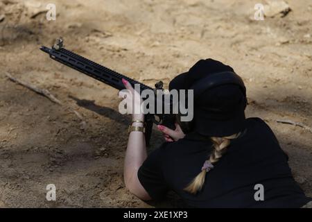 22. Juni 2024, Kiew, Ukraine: Ein ukrainischer Zivilist, der während des militärischen Trainings für Zivilisten in Kiew auf ein Ziel vorbereitet war. (Credit Image: © Mohammad Javad Abjoushak/SOPA Images via ZUMA Press Wire) NUR REDAKTIONELLE VERWENDUNG! Nicht für kommerzielle ZWECKE! Stockfoto