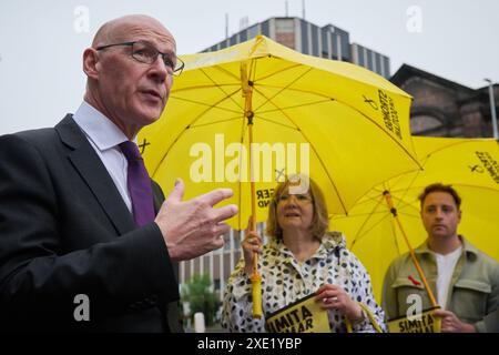 Edinburgh Schottland, Vereinigtes Königreich 25. Juni 2024. Der erste schottische Minister John Swinney, MSP, trifft sich außerhalb von Summerhall mit SNP-Aktivisten während des Wahlkampfs. Credit sst/alamy Live News Stockfoto