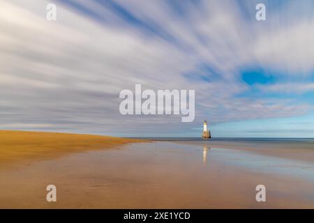 Der Rattray Head Lighthouse steht über den tückischen Sandbänken von Rattray Head, wo die Skelettreste hölzerner Schiffswracks als ein Wächter dienen Stockfoto