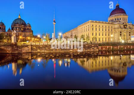 Der Berliner Dom, der berühmte Fernsehturm und das umgebaute Stadtpalais bei Nacht Stockfoto