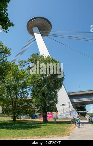 Bratislava, Slowakei - 15. Juli 2023 : Brücke SNP und UFO Turm Aussichtspunkt in Bratislava. Slowakei. Stockfoto