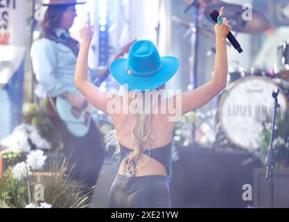 New York, Usa. Juni 2024. Lainey Wilson tritt am Dienstag, den 25. Juni 2024, auf der NBC Today Show im Rockefeller Center in New York City auf. Foto: John Angelillo/UPI Credit: UPI/Alamy Live News Stockfoto