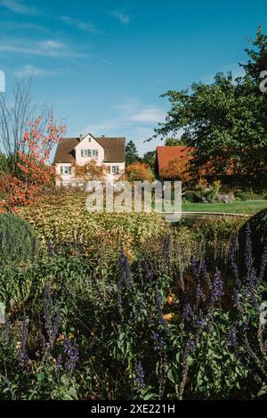 Haus mit schönem Garten im Herbst. Blumen im Stadtpark Bietigheim-Bissingen, Baden-Württemberg, Deutschland, Europa. Herbst Pa Stockfoto