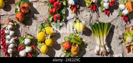 Klassische dekorative Keramikskulpturen in Süditalien - Sizilien. Stockfoto