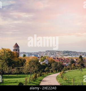 Deutschland, Stuttgart Panoramablick. Wunderschöne Häuser im Herbst, Himmel und Naturlandschaft. Weinberge in Stuttgart - bunter Wein g Stockfoto