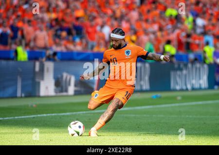 Berlin, Deutschland. Dienstag, 25. Juni 2024. Memphis Depay (Niederlande, #10) am Ball, GER, Niederlande (NED) vs. Österreich (AUT), Fussball Europameisterschaft, UEFA EURO 2024, Gruppe D, 3. Spieltag, 25.06.2024 Foto: Eibner-Pressefoto/Michael Memmler/Alamy Live News Stockfoto