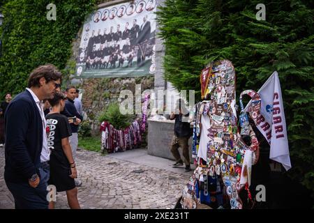 Torino, Italien. Juni 2024. Paolo Vanoli neuer Cheftrainer des FC Turin besucht Superga in Turin, wo am 4. Mai 1949 das Flugzeug mit der gesamten Torino-Fußballmannschaft (im Volksmund als Grande Torino bekannt) am Dienstag, 25. Juni 2024, in die Stützmauer hinter der Basilika von Superga stürzte. Sport - Fußball . (Foto: Marco Alpozzi/Lapresse) Credit: LaPresse/Alamy Live News Stockfoto