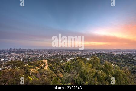 Endloses Los Angeles mit der Skyline der Innenstadt nach Sonnenuntergang Stockfoto