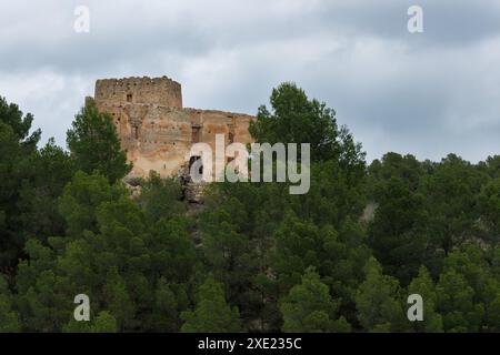 Landschaft mit Wolken im Wald und Ruinen mittelalterlichen Gebäudes unter Kiefern, Alcoy, Spanien Stockfoto