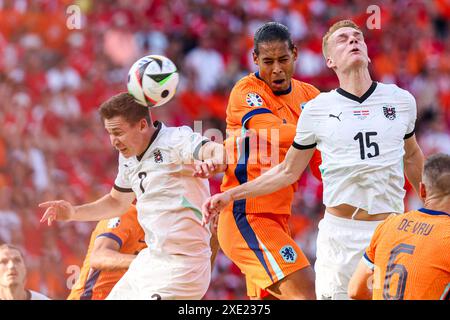 BERLIN – 25. JUNI: Maximilian Wober aus Österreich führt den Ball mit Virgil van Dijk aus den Niederlanden und Philipp Lienhart aus Österreich beim Spiel der Gruppe D – UEFA EURO 2024 zwischen den Niederlanden und Österreich im Olympiastadion am 25. Juni 2024 in Berlin. (Foto: Peter Lous/BSR Agency)/Alamy Live News Stockfoto