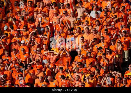 Berlin, Deutschland. Juni 2024. Fußball, UEFA Euro 2024, Europameisterschaft, Niederlande - Österreich, Vorrunde, Fans von Gruppe D, Spieltag 3, Olympiastadion Berlin, Niederlande folgen der Action. Quelle: Soeren Stache/dpa/Alamy Live News Stockfoto