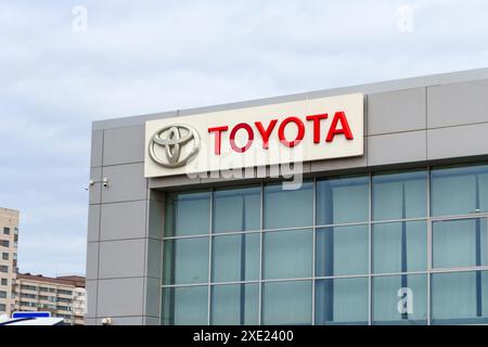 Tyumen, Russland, 2. März 2024: Toyota-Logo-Zeichen gegen Blue Sky. Selektiver Fokus Stockfoto