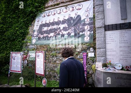 Torino, Italien. Juni 2024. Paolo Vanoli neuer Cheftrainer des FC Turin besucht Superga in Turin, wo am 4. Mai 1949 das Flugzeug mit der gesamten Torino-Fußballmannschaft (im Volksmund als Grande Torino bekannt) am Dienstag, 25. Juni 2024, in die Stützmauer hinter der Basilika von Superga stürzte. Sport - Fußball . (Foto: Marco Alpozzi/Lapresse) Credit: LaPresse/Alamy Live News Stockfoto