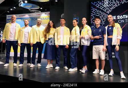 KIEW, UKRAINE - 25. JUNI 2024 - Sprintkanu, 2021 Weltmeisterin und Bronzemedaillengewinner der Weltmeisterschaften 2022 Ihor Trunov, Sprintkanu Ivan Semykin, Sprintkanu, 2021 Weltmeister, Bronzemedaillengewinner der Weltmeisterschaften 2017 und 2022 und Silbermedaillengewinner der Europameisterschaften 2018 Oleh Kucharyk, sprint Kanufahrerin, Silber- und Bronzemedaillengewinner, dreifache Weltmeisterin und dreifache Europameisterin Liudmyla Luzan, Sprint-Kanu, Weltmeisterin 2021 und Bronzemedaillengewinner der Weltmeisterschaften 2022 Dmytro Danylenko, Judoka Daria Bilodid (L bis R) div Stockfoto