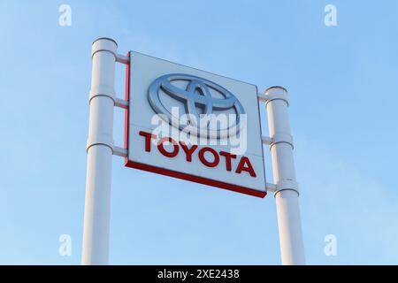 Tyumen, Russland, 2. März 2024: Toyota-Logo-Zeichen gegen Blue Sky. Selektiver Fokus Stockfoto