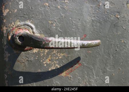 Alter grüner rostiger Metalltürgriff, Nahaufnahme des Fotos. Stockfoto