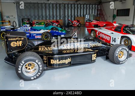 Vintage-Rennwagen auf der Sywell Airshow 2024 in Northamptonshire, Großbritannien, darunter Ayrton Sennas Lotus 98T Stockfoto