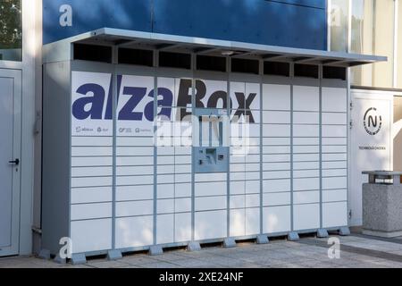 Nitra, Slowakei - 25. August 2023 : Alza-Selbstbedienungsboxen. AlzaBox-Bereitstellungsort. Alza Box im Einkaufszentrum Centro. Nitr Stockfoto