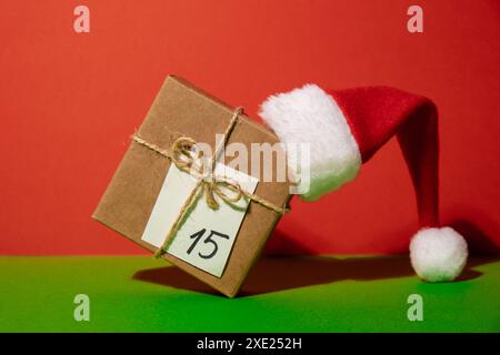 Original Adventskalender für Weihnachten hausgemachtes Geschenk Geschenk. Vorbereitung auf das Weihnachtskonzept. Winterurlaub mit der Familie. Umweltfreundliche Pommes frites Stockfoto