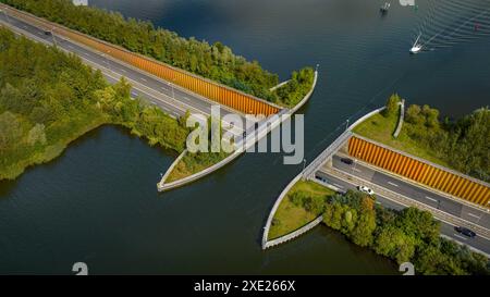 Blick auf die Wasserbrücke Aquaduct Veluwemeer, sodass Fahrzeug- und Wasserverkehr über oder über fahren kann Stockfoto