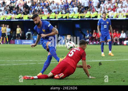 Dortmund, Deutschland. Juni 2024. Fußball, UEFA Euro 2024, Europameisterschaft, Frankreich - Polen, Vorrunde, Gruppe D, 3. Spieltag, Dortmunder Stadion, Frankreichs Olivier Giroud (l) und Polens Jan Bednarek in Aktion. Quelle: Friso Gentsch/dpa/Alamy Live News Stockfoto