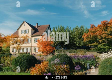 Haus mit schönem Garten im Herbst. Blumen im Stadtpark Bietigheim-Bissingen, Baden-Württemberg, Deutschland, Europa. Herbst Pa Stockfoto