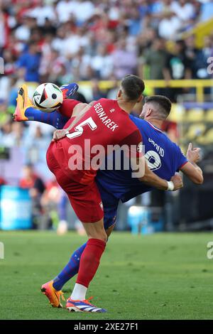 Dortmund, Deutschland. Juni 2024. Fußball, UEFA Euro 2024, Europameisterschaft, Frankreich - Polen, Vorrunde, Gruppe D, 3. Spieltag, Dortmund-Stadion, Polens Jan Bednarek (l) im Kampf gegen den französischen Olivier Giroud. Quelle: Friso Gentsch/dpa/Alamy Live News Stockfoto