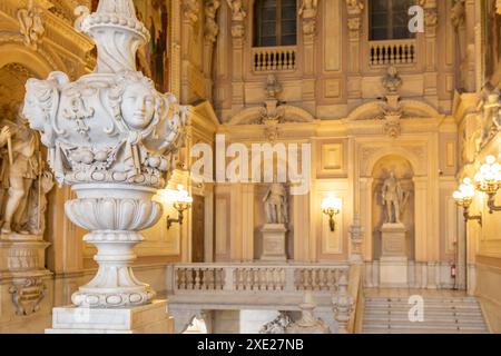 Turin, Italien - circa Januar 2022: Eingang zum Königspalast - elegante Marmortreppe. Stockfoto