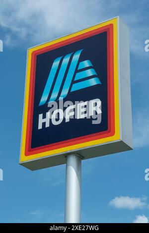 Voitsberg, Österreich - 9. Juli 2023 : Hofer Supermarktschild. Hofer ist die Schwesterkette des deutschen Einzelhändlers Aldi. Stockfoto