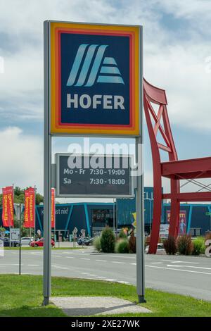 Voitsberg, Österreich - 9. Juli 2023 : Hofer Supermarktschild. Hofer ist die Schwesterkette des deutschen Einzelhändlers Aldi. Stockfoto