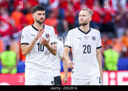 Berlin, Deutschland. Juni 2024. BERLIN, DEUTSCHLAND - 25. JUNI: Florian Grillitsch aus Österreich und Konrad Laimer aus Österreich feiern seinen Sieg und danken den Fans für ihre Unterstützung beim Spiel der Gruppe D - UEFA EURO 2024 zwischen den Niederlanden und Österreich im Olympiastadion am 25. Juni 2024 in Berlin. (Foto: Peter Lous/BSR Agency)/Alamy Live News Credit: BSR Agency/Alamy Live News Stockfoto