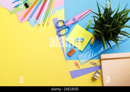 Back-to-School-Konzept. Farbenfrohe stationäre Schulmaterialien auf gelbem Hintergrund Stockfoto