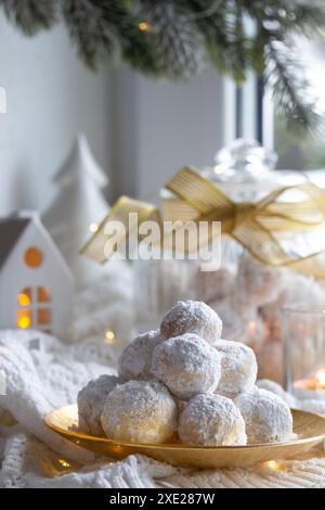 Traditionelle Weihnachtskekse mit Mandeln auf der Fensterbank Stockfoto