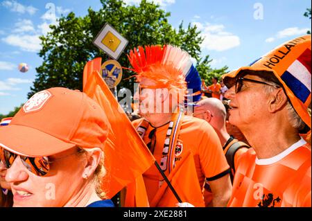 Fanmarsch der Oranje in Berlin rund 20,000 Oranje-Fans stimmten sich laut Polizei bei einem ausgelassenem Fanmarsch vom Hammarskjöldplatz vor den Berliner Messehallen zum Olympiastadion ein. Dort trifft die niederländische Mannschaft am Abend auf die österreichische., Berlin Berlin Deutschland Westend *** Oranje fanmarsch in Berlin laut Polizei, rund 20.000 Oranje-Fans schlossen sich einem überschwänglichen fanmarsch vom Hammarskjöldplatz vor den Berliner Messehallen zum Olympiastadion an, wo das niederländische Team am Abend auf das österreichische Team trifft, Berlin Berlin Deutschland Westend Stockfoto