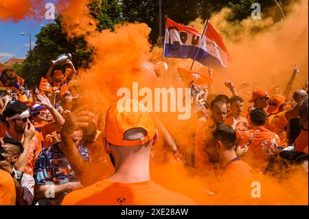 Fanmarsch der Oranje in Berlin rund 20,000 Oranje-Fans stimmten sich laut Polizei bei einem ausgelassenem Fanmarsch vom Hammarskjöldplatz vor den Berliner Messehallen zum Olympiastadion ein. Dort trifft die niederländische Mannschaft am Abend auf die österreichische., Berlin Berlin Deutschland Westend *** Oranje fanmarsch in Berlin laut Polizei, rund 20.000 Oranje-Fans schlossen sich einem überschwänglichen fanmarsch vom Hammarskjöldplatz vor den Berliner Messehallen zum Olympiastadion an, wo das niederländische Team am Abend auf das österreichische Team trifft, Berlin Berlin Deutschland Westend Stockfoto