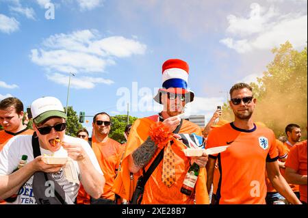 Fanmarsch der Oranje in Berlin rund 20,000 Oranje-Fans stimmten sich laut Polizei bei einem ausgelassenem Fanmarsch vom Hammarskjöldplatz vor den Berliner Messehallen zum Olympiastadion ein. Dort trifft die niederländische Mannschaft am Abend auf die österreichische., Berlin Berlin Deutschland Westend *** Oranje fanmarsch in Berlin laut Polizei, rund 20.000 Oranje-Fans schlossen sich einem überschwänglichen fanmarsch vom Hammarskjöldplatz vor den Berliner Messehallen zum Olympiastadion an, wo das niederländische Team am Abend auf das österreichische Team trifft, Berlin Berlin Deutschland Westend Stockfoto