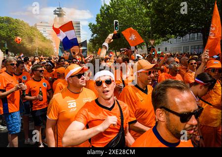 Fanmarsch der Oranje in Berlin rund 20,000 Oranje-Fans stimmten sich laut Polizei bei einem ausgelassenem Fanmarsch vom Hammarskjöldplatz vor den Berliner Messehallen zum Olympiastadion ein. Dort trifft die niederländische Mannschaft am Abend auf die österreichische., Berlin Berlin Deutschland Westend *** Oranje fanmarsch in Berlin laut Polizei, rund 20.000 Oranje-Fans schlossen sich einem überschwänglichen fanmarsch vom Hammarskjöldplatz vor den Berliner Messehallen zum Olympiastadion an, wo das niederländische Team am Abend auf das österreichische Team trifft, Berlin Berlin Deutschland Westend Stockfoto