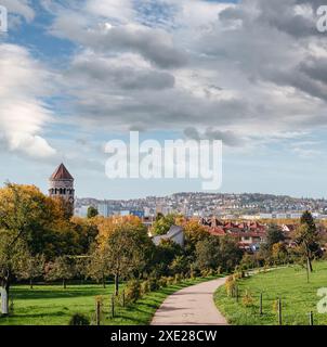 Deutschland, Stuttgart Panoramablick. Wunderschöne Häuser im Herbst, Himmel und Naturlandschaft. Weinberge in Stuttgart - bunter Wein g Stockfoto