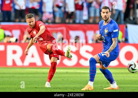 Przemyslaw Frankowski (19) aus Polen im Kampf mit dem französischen Verteidiger Theo Hernandez (22) während eines Fußballspiels zwischen den Nationalmannschaften Frankreichs und Polens am dritten Spieltag in der Gruppe D in der Gruppenphase des Turniers UEFA Euro 2024 , am Dienstag den 25 . Juni 2024 in Dortmund , Deutschland . FOTO SPORTPIX | David Catry Stockfoto