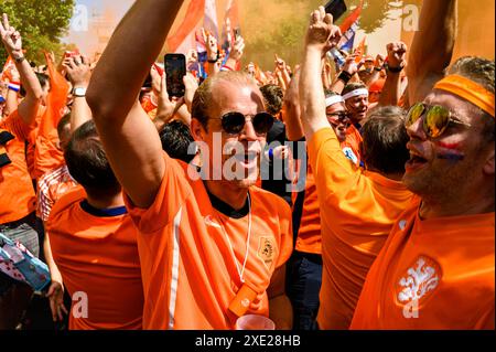 Fanmarsch der Oranje in Berlin rund 20,000 Oranje-Fans stimmten sich laut Polizei bei einem ausgelassenem Fanmarsch vom Hammarskjöldplatz vor den Berliner Messehallen zum Olympiastadion ein. Dort trifft die niederländische Mannschaft am Abend auf die österreichische., Berlin Berlin Deutschland Westend *** Oranje fanmarsch in Berlin laut Polizei, rund 20.000 Oranje-Fans schlossen sich einem überschwänglichen fanmarsch vom Hammarskjöldplatz vor den Berliner Messehallen zum Olympiastadion an, wo das niederländische Team am Abend auf das österreichische Team trifft, Berlin Berlin Deutschland Westend Stockfoto