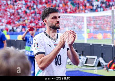 BERLIN, DEUTSCHLAND - 25. JUNI: Florian Grillitsch aus Österreich dankt Fans für ihre Unterstützung und feiert den Sieg seiner Mannschaft beim Spiel der Gruppe D - UEFA EURO 2024 zwischen den Niederlanden und Österreich im Olympiastadion am 25. Juni 2024 in Berlin. (Foto: Peter Lous/BSR Agency)/Alamy Live News Stockfoto