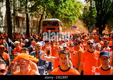 Fanmarsch der Oranje in Berlin rund 20,000 Oranje-Fans stimmten sich laut Polizei bei einem ausgelassenem Fanmarsch vom Hammarskjöldplatz vor den Berliner Messehallen zum Olympiastadion ein. Dort trifft die niederländische Mannschaft am Abend auf die österreichische., Berlin Berlin Deutschland Westend *** Oranje fanmarsch in Berlin laut Polizei, rund 20.000 Oranje-Fans schlossen sich einem überschwänglichen fanmarsch vom Hammarskjöldplatz vor den Berliner Messehallen zum Olympiastadion an, wo das niederländische Team am Abend auf das österreichische Team trifft, Berlin Berlin Deutschland Westend Stockfoto