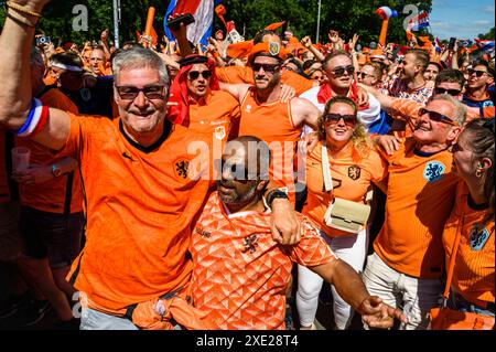 Fanmarsch der Oranje in Berlin rund 20,000 Oranje-Fans stimmten sich laut Polizei bei einem ausgelassenem Fanmarsch vom Hammarskjöldplatz vor den Berliner Messehallen zum Olympiastadion ein. Dort trifft die niederländische Mannschaft am Abend auf die österreichische., Berlin Berlin Deutschland Westend *** Oranje fanmarsch in Berlin laut Polizei, rund 20.000 Oranje-Fans schlossen sich einem überschwänglichen fanmarsch vom Hammarskjöldplatz vor den Berliner Messehallen zum Olympiastadion an, wo das niederländische Team am Abend auf das österreichische Team trifft, Berlin Berlin Deutschland Westend Stockfoto