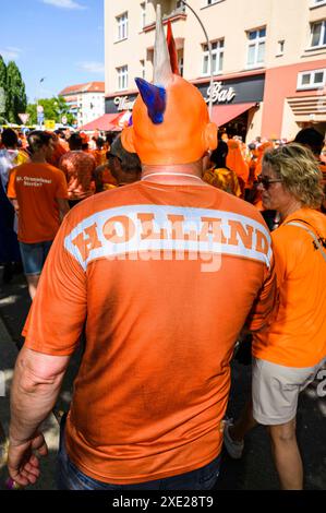 Fanmarsch der Oranje in Berlin rund 20,000 Oranje-Fans stimmten sich laut Polizei bei einem ausgelassenem Fanmarsch vom Hammarskjöldplatz vor den Berliner Messehallen zum Olympiastadion ein. Dort trifft die niederländische Mannschaft am Abend auf die österreichische., Berlin Berlin Deutschland Westend *** Oranje fanmarsch in Berlin laut Polizei, rund 20.000 Oranje-Fans schlossen sich einem überschwänglichen fanmarsch vom Hammarskjöldplatz vor den Berliner Messehallen zum Olympiastadion an, wo das niederländische Team am Abend auf das österreichische Team trifft, Berlin Berlin Deutschland Westend Stockfoto